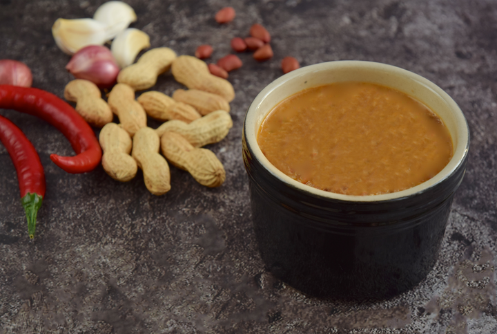 Salsa de cacahuate con chile de árbol
