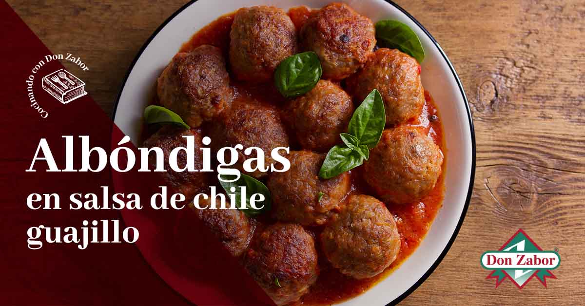 Albóndigas en salsa de chile guajillo